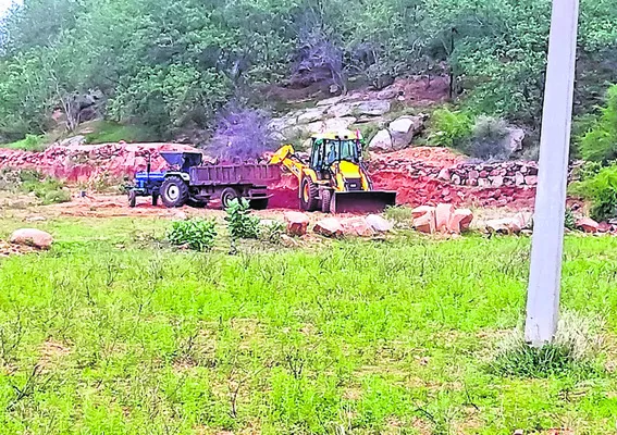 యథేచ్ఛగా ఎర్రమట్టి తవ్వకాలు 