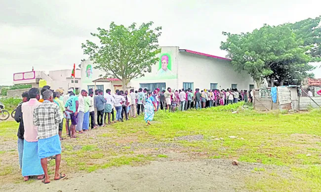 యూరియా కోసం బారులు