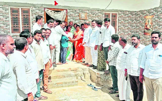 బాధిత కుటుంబానికి ఆర్థిక సాయం