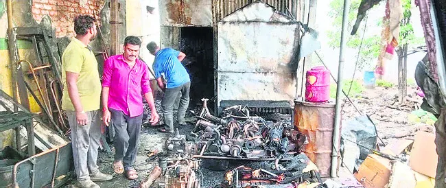 విద్యుత్‌ షార్ట్‌ సర్క్యూట్‌తో దుకాణం దగ్ధం