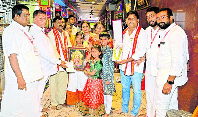 దుర్గమ్మకు కానుకగా బంగారు లక్ష్మీహారం 