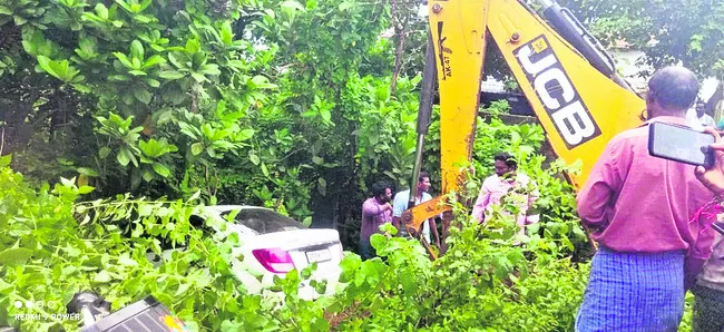 గుంతను తప్పించబోయి కారు బోల్తా