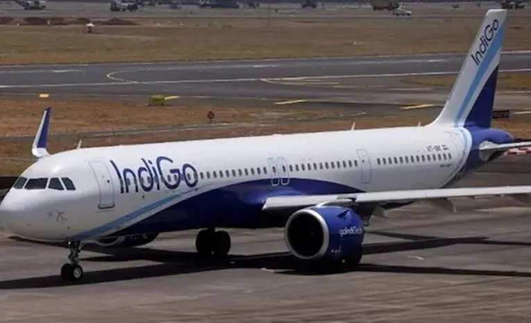 Mumbai Airport: రన్‌వేను తాకిన విమానం తోక భాగం