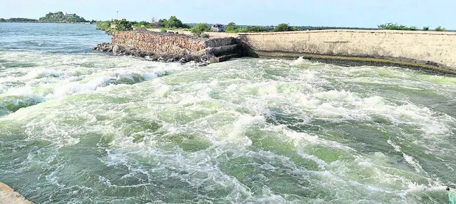 ఏఎమ్మార్పీ నాలుగు మోటార్ల ద్వారా నీరు