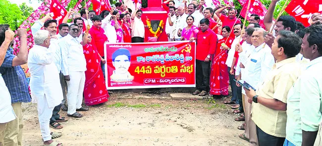 పోరాటాలతోనే సమస్యల పరిష్కారం