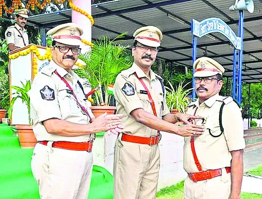 ఏఆర్ ఎస్ఐ నాగేంద్రకు సేవా పతకం