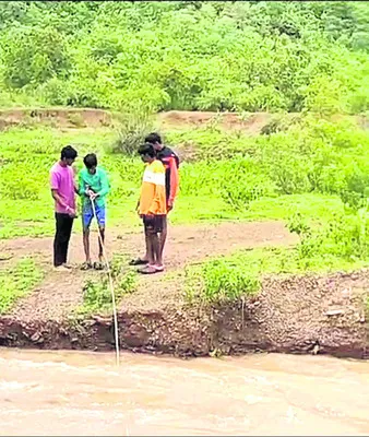 వాగులో చిక్కుకున్న యువకులు