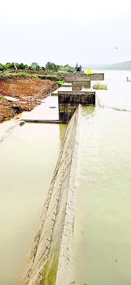 ఉప్పొంగిన మోరంచ వాగు