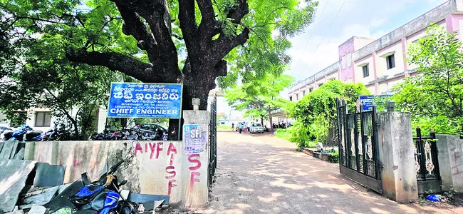 కీలక పదవులు ఖాళీ...