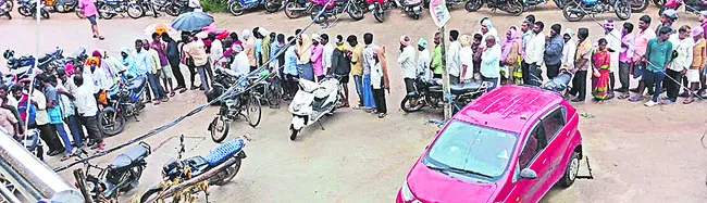 యూరియా తిప్పలు.. క్యూలో రైతులు 
