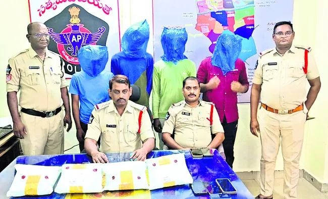 గంజాయి తరలిస్తున్న నలుగురి అరెస్టు 