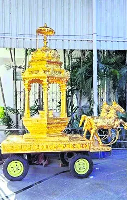 వాసవీ ఆలయానికి స్వర్ణ రథం
