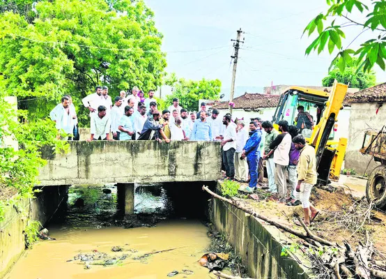 గత ప్రభుత్వం చేసిన తప్పులతోనే ఊరిలోకి వరద