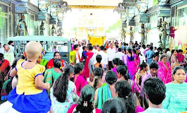 ● శ్రీవారి కొండ.. భక్తజనమే నిండా 