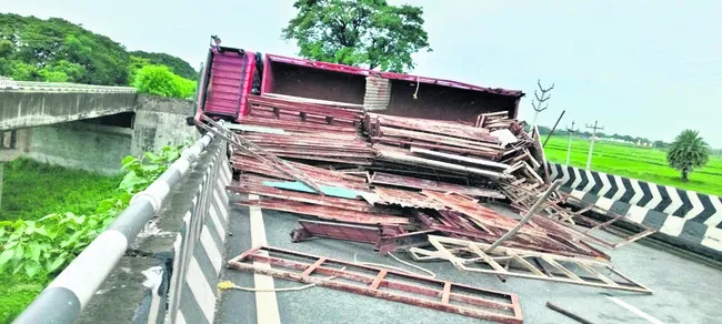 డీసీఎం బోల్తా.. తప్పిన ప్రమాదం 