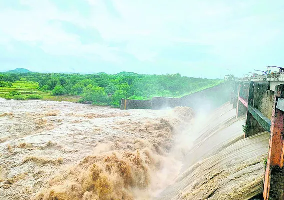 కడెంకు పొటెత్తిన వరద 