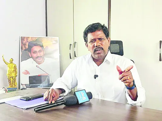 ఉచిత బస్సు పేరుతో మోసం