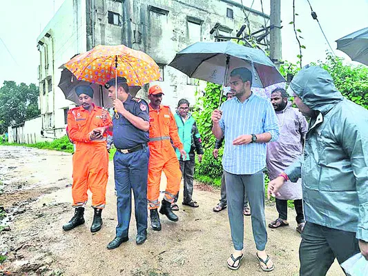 వరద ప్రభావిత ప్రాంతాల్లో సబ్‌ కలెక్టర్‌..
