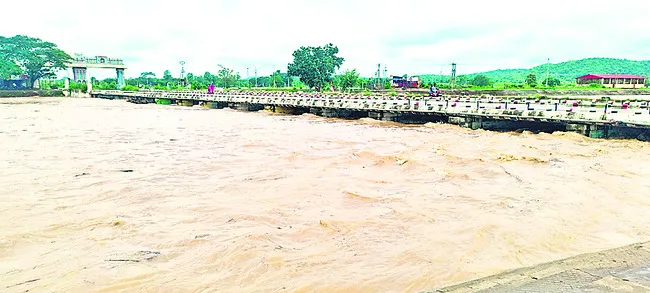 ఉధృతంగా ప్రవహిస్తున్న జంపన్నవాగు
