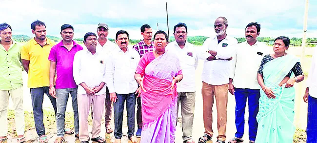 పంట నష్టపోయిన రైతులను ఆదుకోవాలి