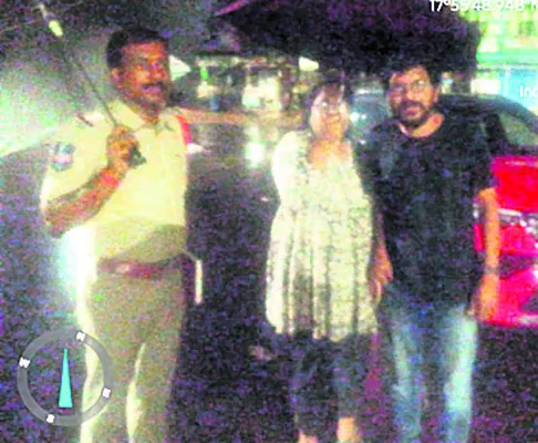 ప్రయాణికులను కాపాడిన సీఐ
