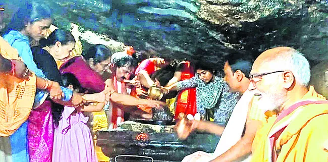 సోమేశ్వరాలయంలో ఎమ్మెల్యే పూజలు