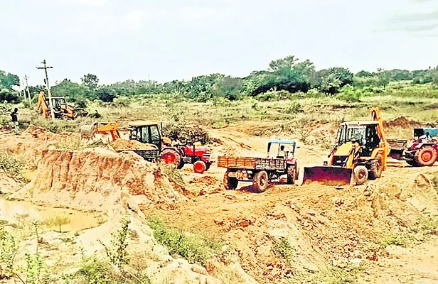చెరువులో మట్టి తరలింపుపై కలెక్టర్‌, ఎస్పీ సీరియస్‌ 
