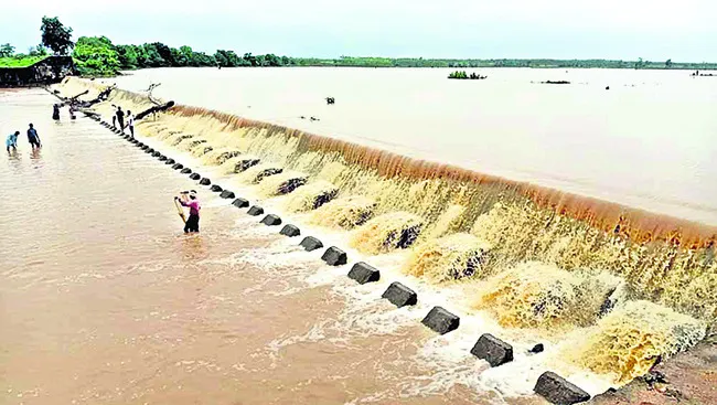 భారీ వర్షాలకు పొంగిన వాగులు