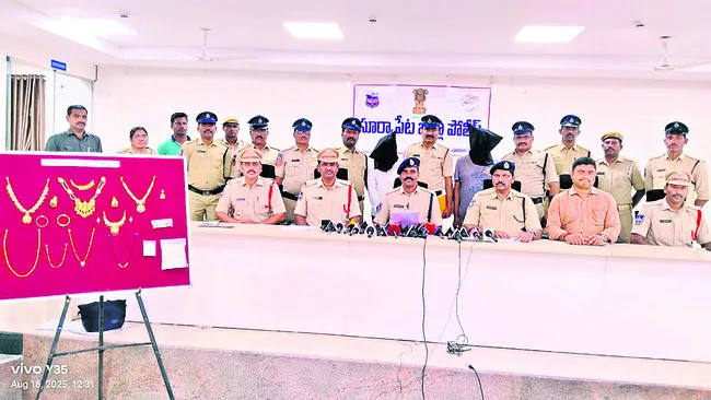 బంగారం చోరీ కేసులో ఇద్దరు దొంగల అరెస్టు
