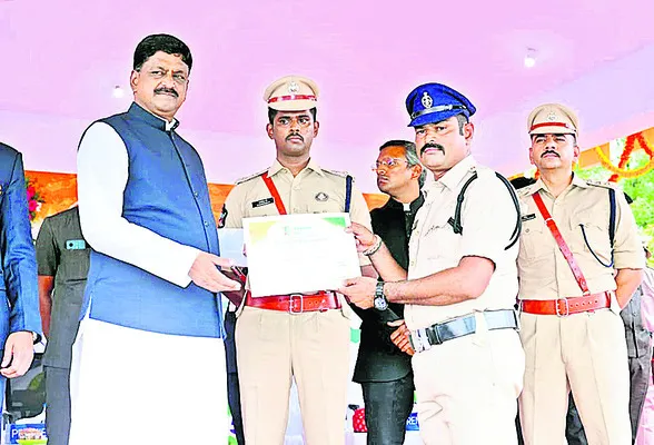 యాడికి కానిస్టేబుల్కు ‘చంద్రబోస్ ఐకాన్’ అవార్డు