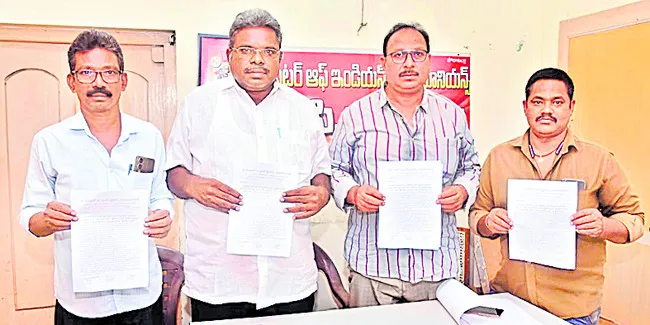 వాహనమిత్ర పథకంలో రూ. 25వేలు ఇవ్వాలి