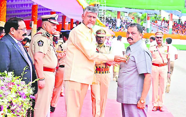 రిటైర్డ్ పోలీసు అధికారి వెంకటేశ్వర్లుకు సర్వీసు అవార్డ
