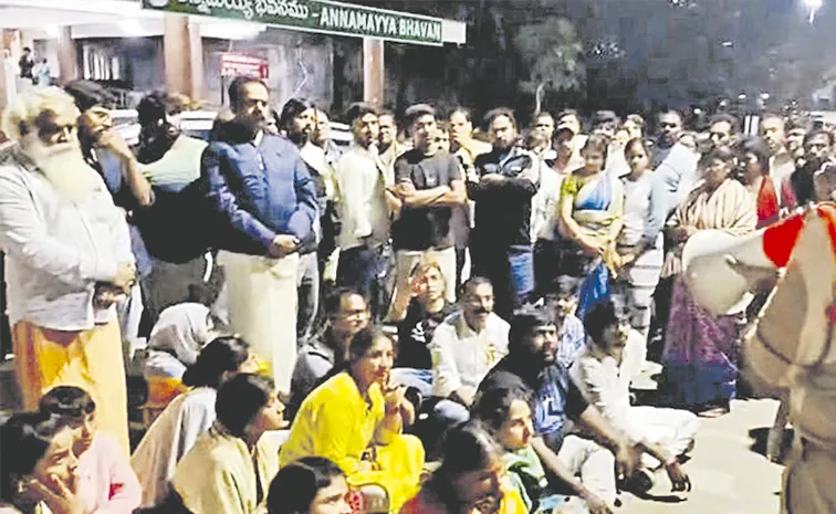 Devotees Stage Protest at Srivani Trust Darshan Counter in Tirumala