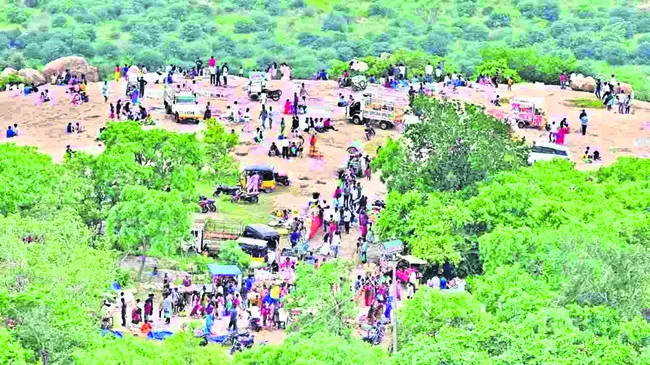 కిటకిటలాడిన తిరుమలయ్య గుట్ట
