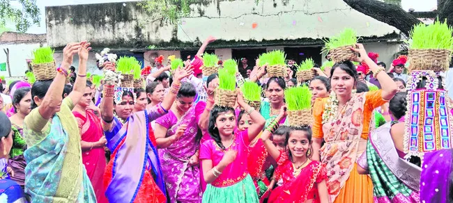 అంబరాన్నంటిన తీజ్‌ వేడుకలు 