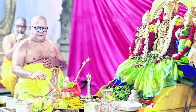 రామయ్యకు సువర్ణ పుష్పార్చన