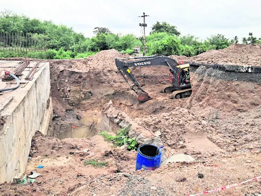 సేఫ్టీ లేకుండానే పనులు..
