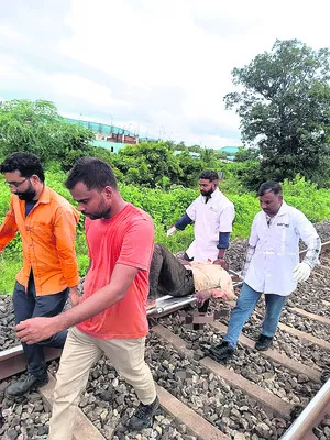 రైలు నుంచి జారిపడి  యువకుడికి గాయాలు