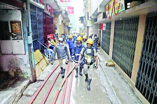 ఇరుకై న స్థలంలో కిక్కిరిసిన భవనాలు 