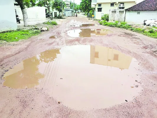 అడుగుకో గుంత.. వెళ్లాలంటే చింత