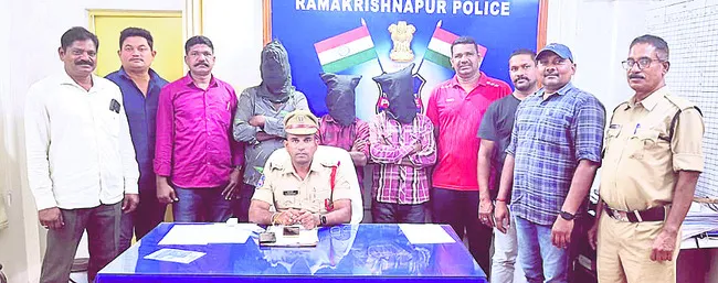 ఆలయంలో చోరీకి పాల్పడిన ముగ్గురు అరెస్ట్‌