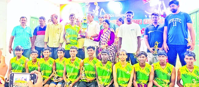 రన్నరప్‌గా బాలుర బాస్కెట్‌బాల్‌ జట్టు 