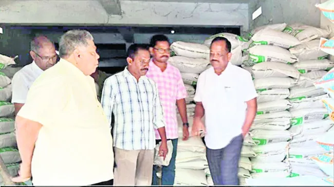 ఎరువుల షాపుల్లో తనిఖీలు 