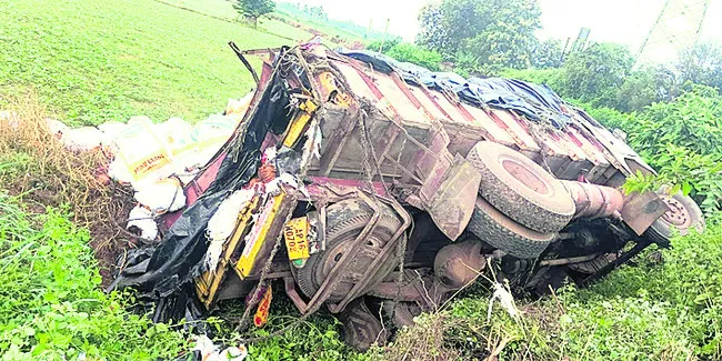 రోడ్డు ప్రమాదంలో డ్రైవర్, క్లీనర్ మృతి