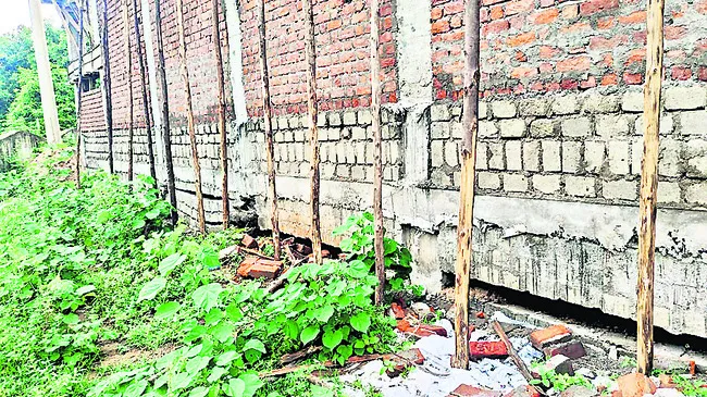 కుంగిన ప్రసాదశాల పునాది