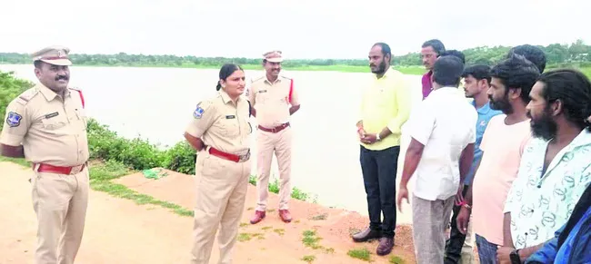 రైతులు అప్రమత్తంగా ఉండాలి : ఎస్పీ