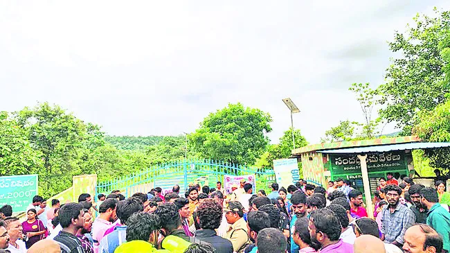 బొగతకు పంపించాలని ఆందోళన