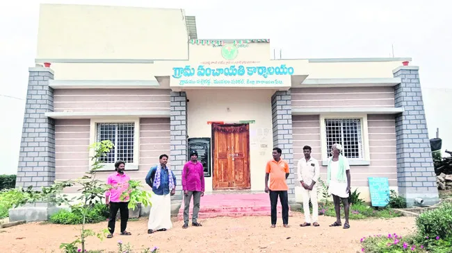 పల్లెగడ్డను వదులుకోం 