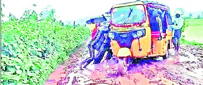 శ్రీకృష్ణుని జన్మాష్టమి పురస్కరించుకుని మూడవ రోజు బృందావనంలో యాదవులు ఉట్టె కోట్టి సంబరాలు నిర్వహిస్తారు. పర్లాకిమిడిలో సాయంత్రం శ్రీకరణం వీధి రాధాకృష్ణ మందిరంలో శ్రీకృష్ణుని తిరువీధిలో విహారంచినప్పుడు అనేక కూడళ్లలో ఉట్టెలు కోట్టి భక్తులు సందడి చేశారు. దీన