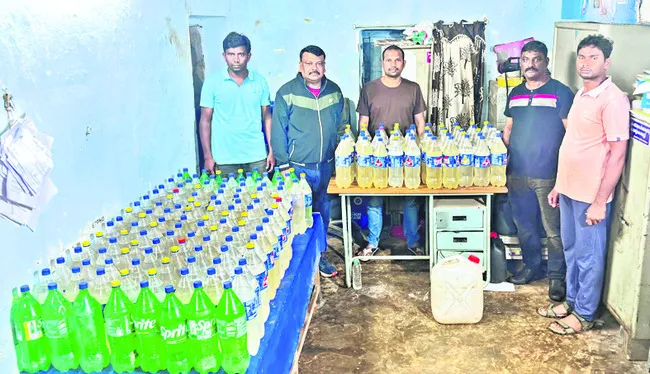 అక్రమ మద్యం, సారా స్వాధీనం.. నలుగురి అరెస్టు